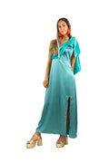 Arriendo de Vestido largo de seda celeste con cinta turquesa