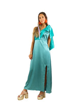 Arriendo de Vestido largo de seda celeste con cinta turquesa