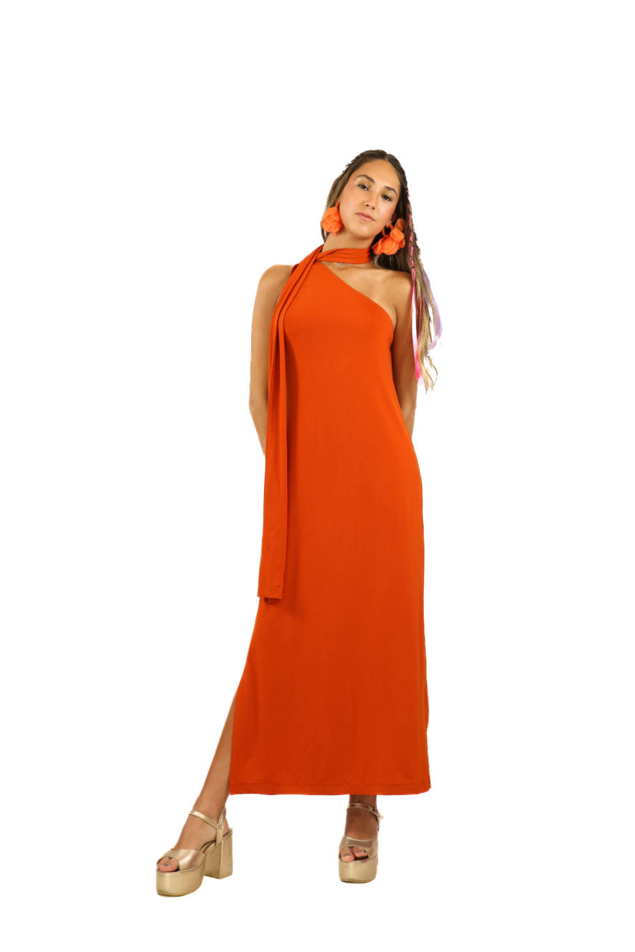 Arriendo de Vestido largo de lycra naranjo asimétrico