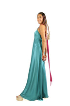 Arriendo de Vestido largo de seda celeste cuello halter