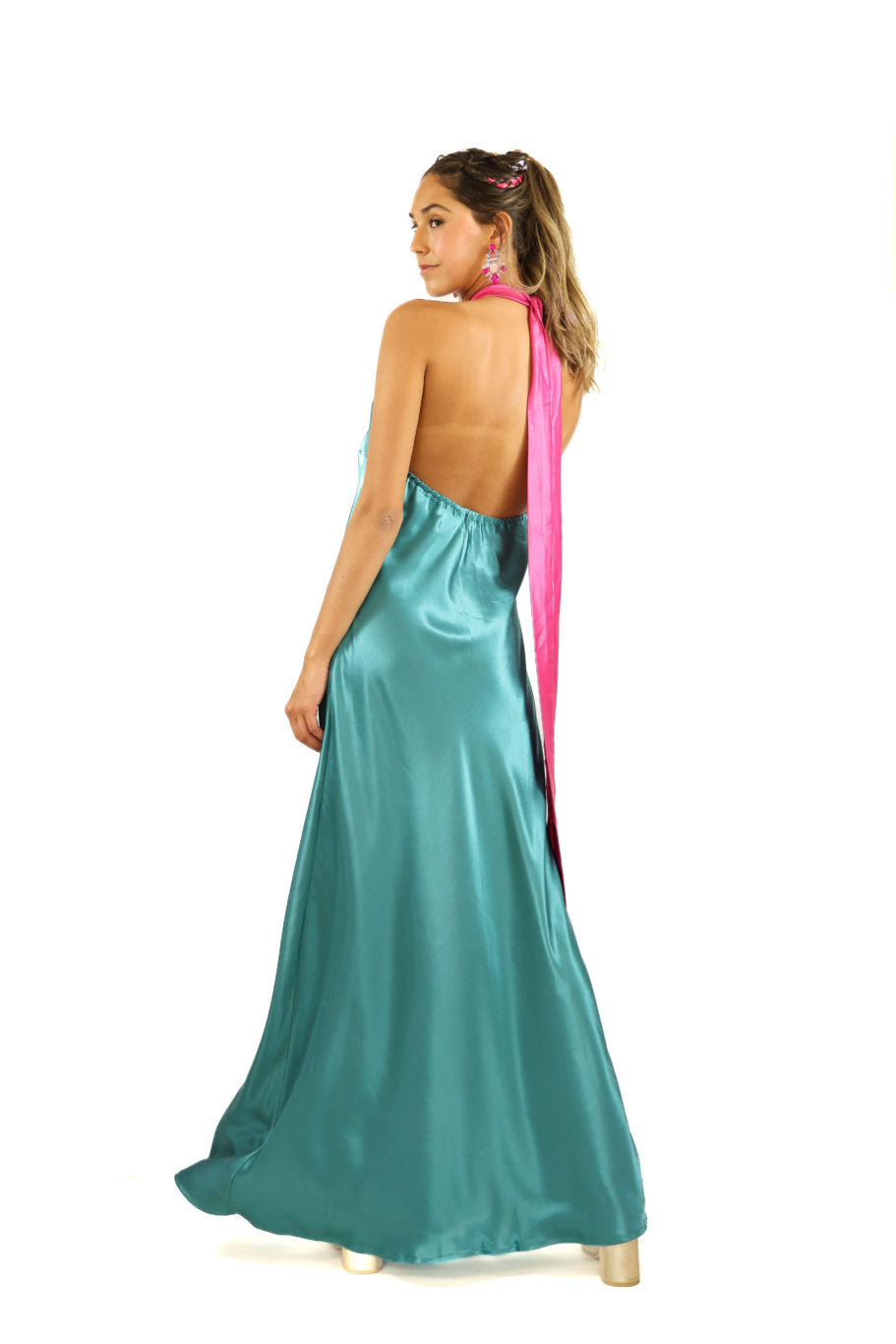 Arriendo de Vestido largo de seda celeste cuello halter
