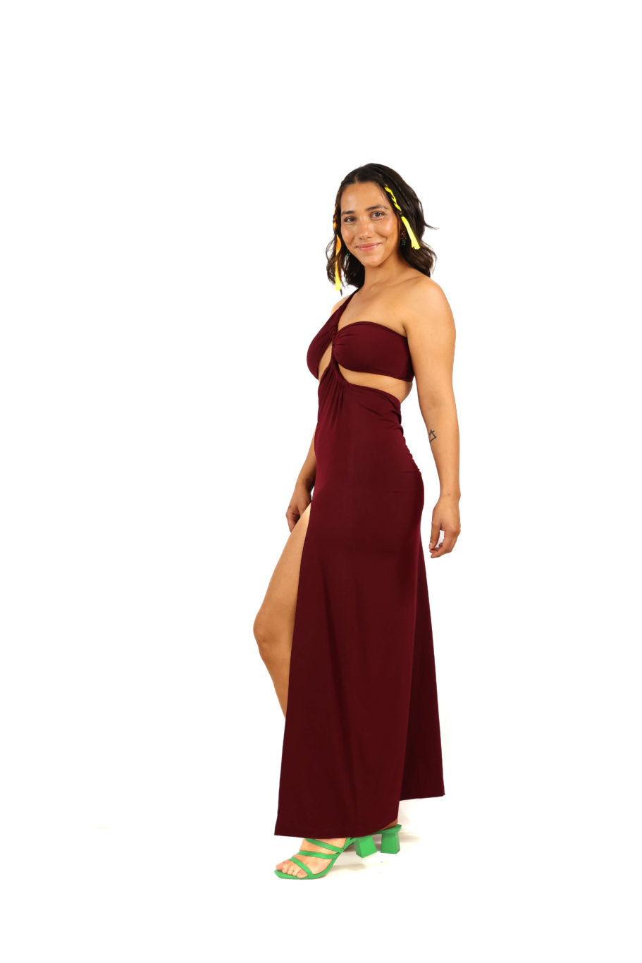 Arriendo de Vestido largo de lycra burdeo asimétrico