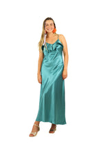 Arriendo de Vestido largo de seda celeste con vuelos adelante y atrás