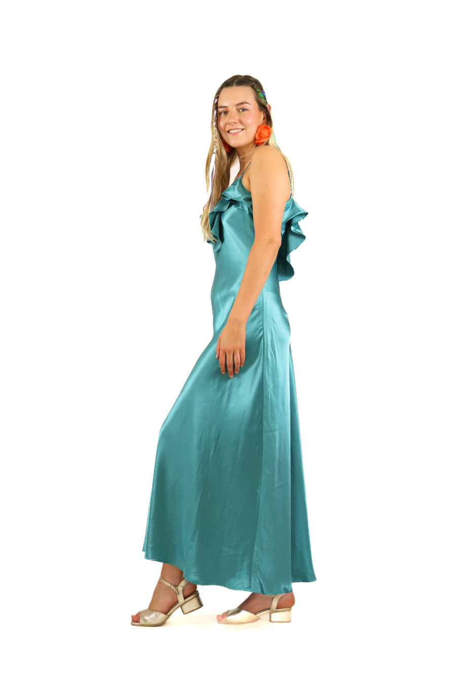 Arriendo de Vestido largo de seda celeste con vuelos adelante y atrás