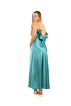 Arriendo de Vestido largo de seda celeste con vuelos adelante y atrás