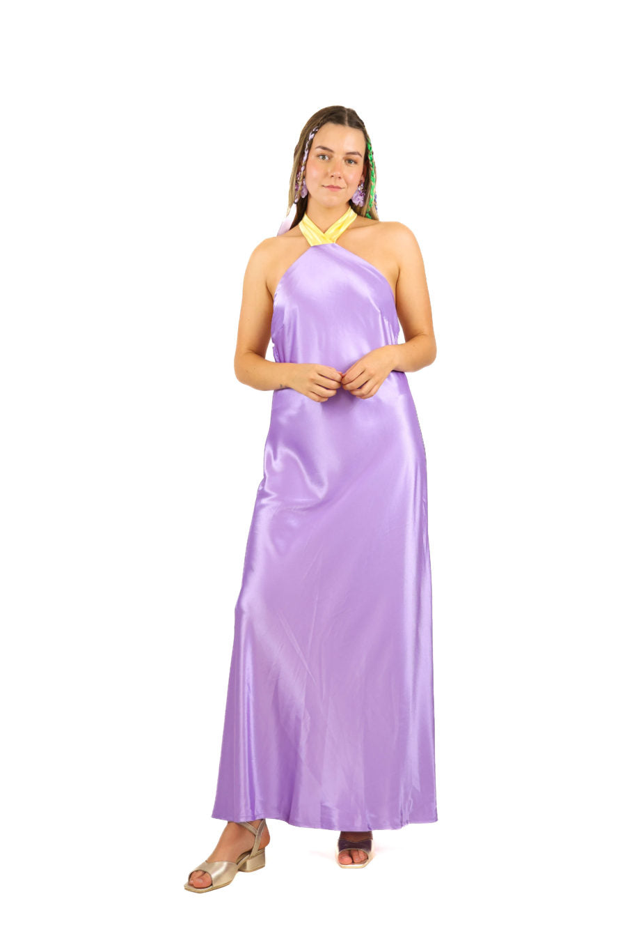 Arriendo de Vestido largo de seda lila, cuello halter y cinta amarilla