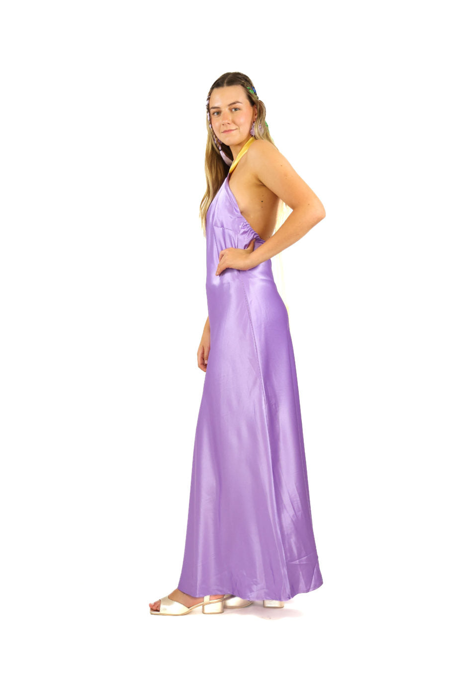 Arriendo de Vestido largo de seda lila, cuello halter y cinta amarilla