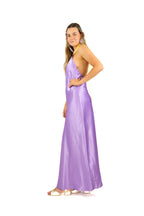 Arriendo de Vestido largo de seda lila, cuello halter y cinta amarilla
