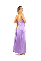 Arriendo de Vestido largo de seda lila, cuello halter y cinta amarilla