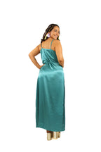 Arriendo de Vestido largo de seda celeste cruzado al costado