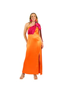 Arriendo de Vestido largo de seda naranjo con cinta fucsia