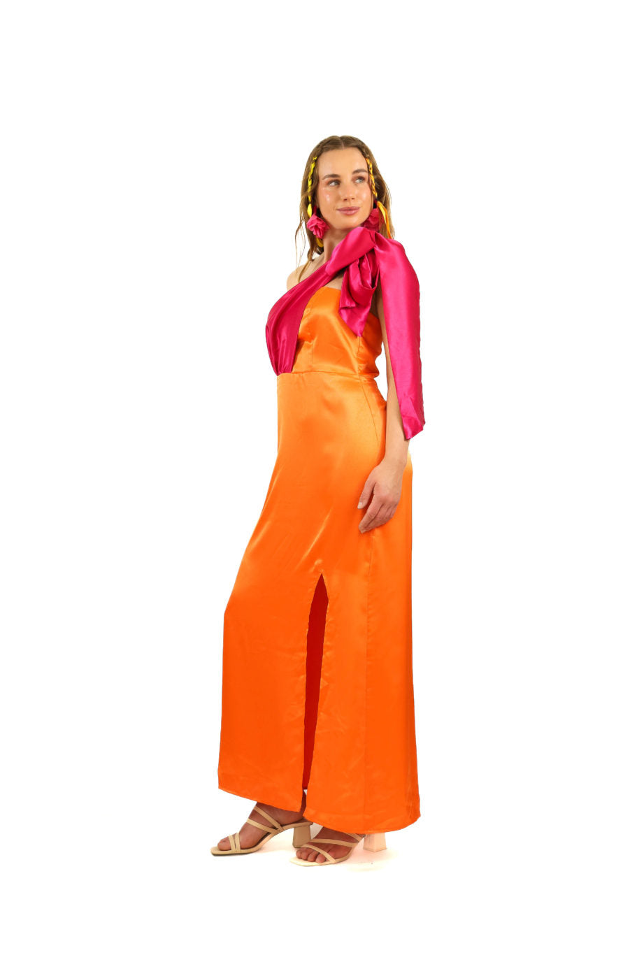 Arriendo de Vestido largo de seda naranjo con cinta fucsia