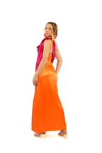 Arriendo de Vestido largo de seda naranjo con cinta fucsia