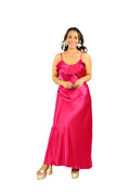 Arriendo de Vestido largo de seda fucsia con vuelos adelante y atrás