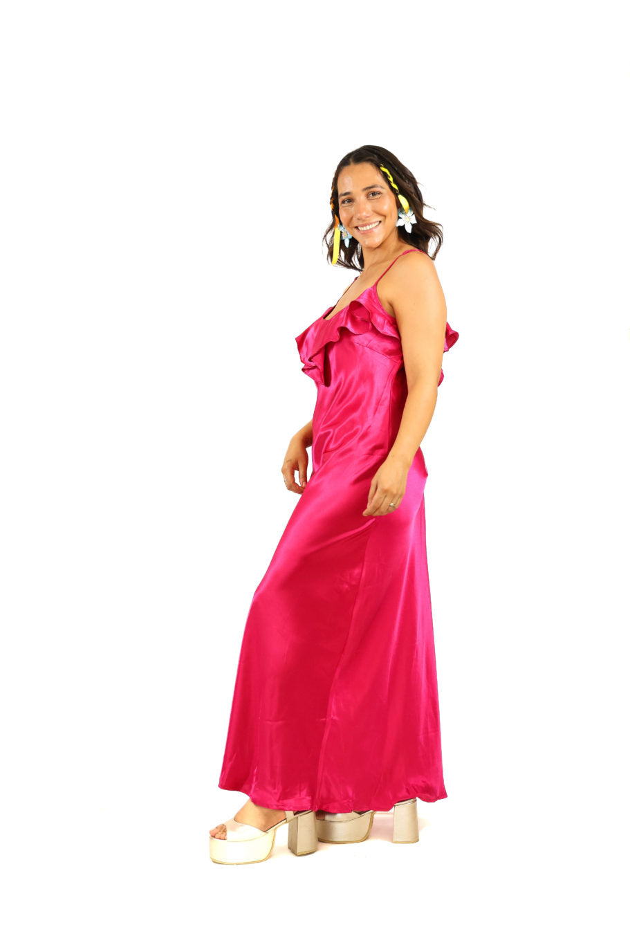 Arriendo de Vestido largo de seda fucsia con vuelos adelante y atrás