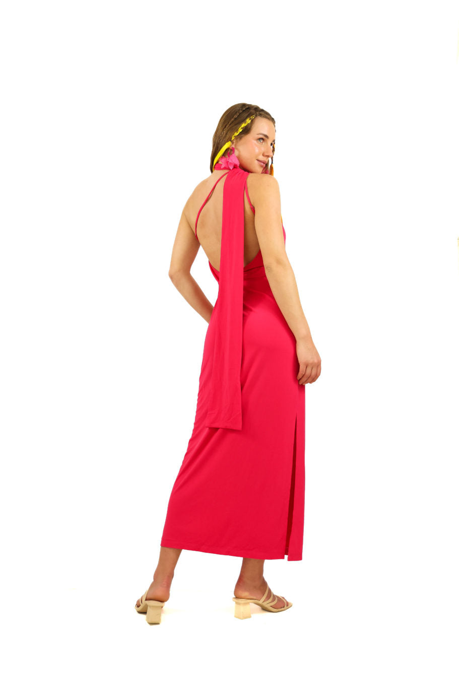 Arriendo de Vestido largo de lycra fucsia asimétrico