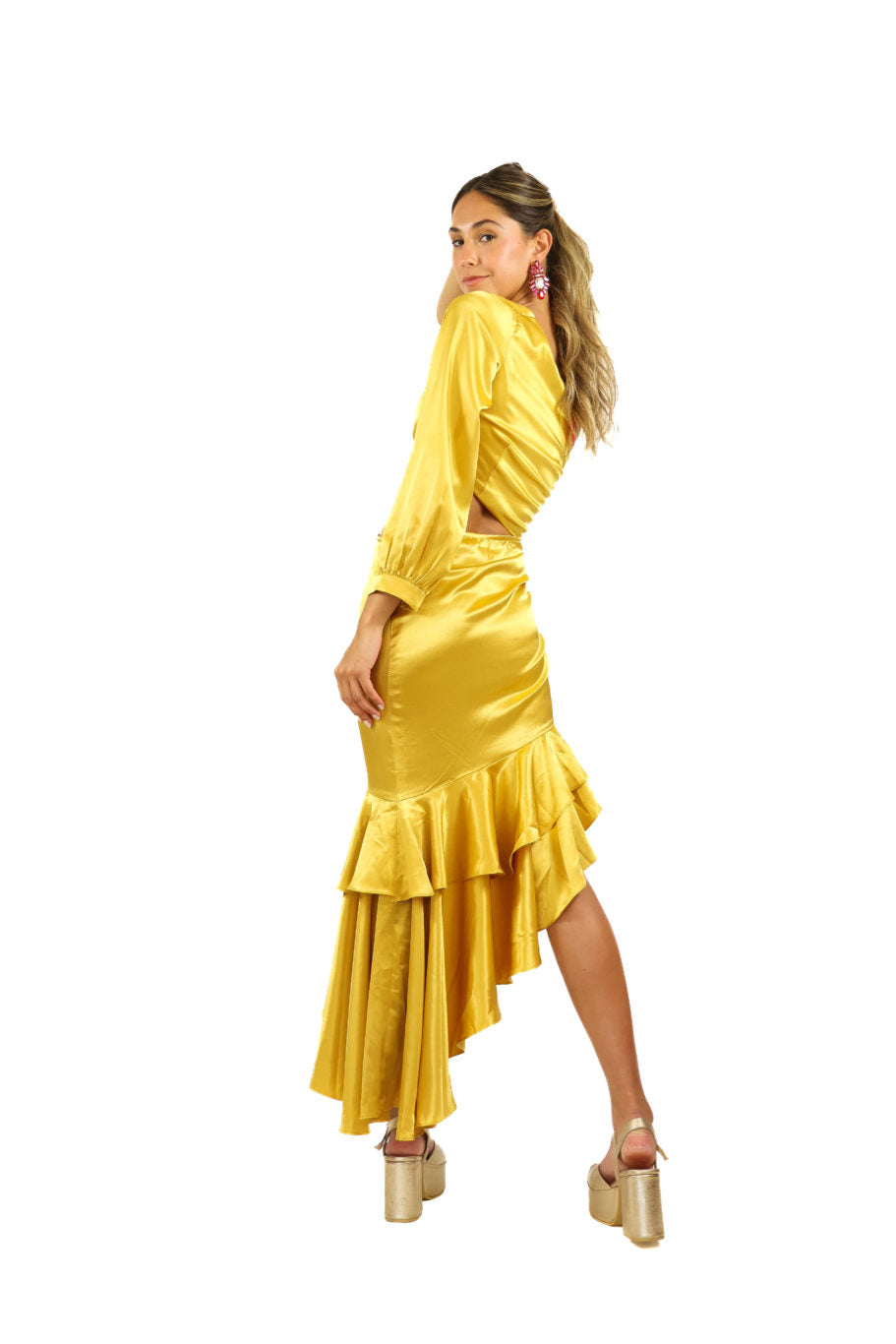 Arriendo de Vestido largo de seda dorado con una manga