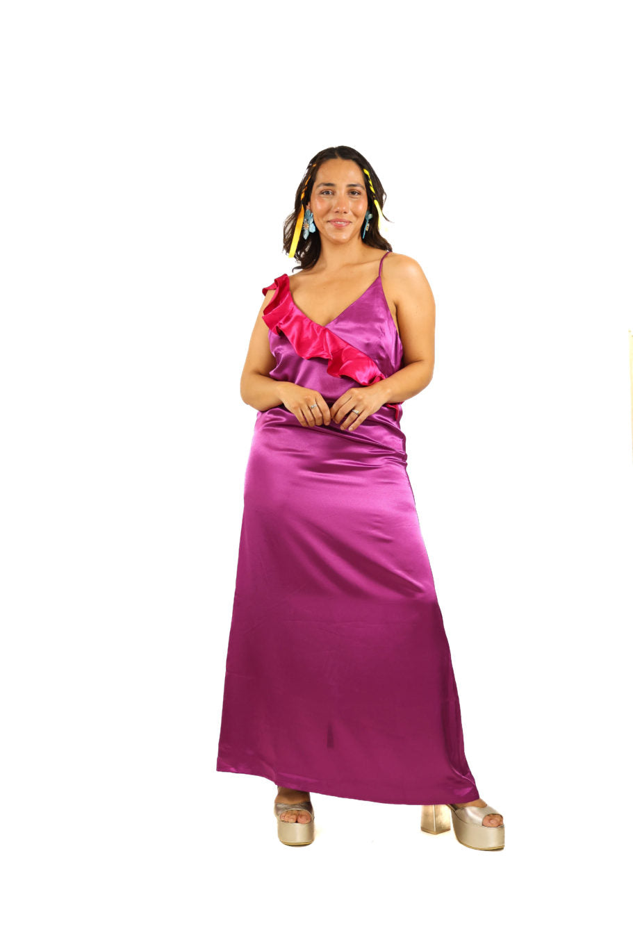 Arriendo de Vestido largo de seda morado con vuelos fucsia