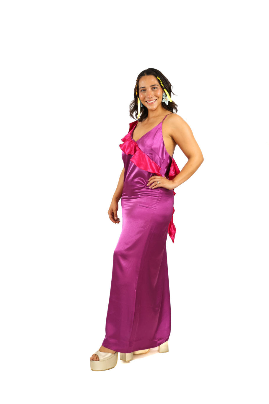 Arriendo de Vestido largo de seda morado con vuelos fucsia