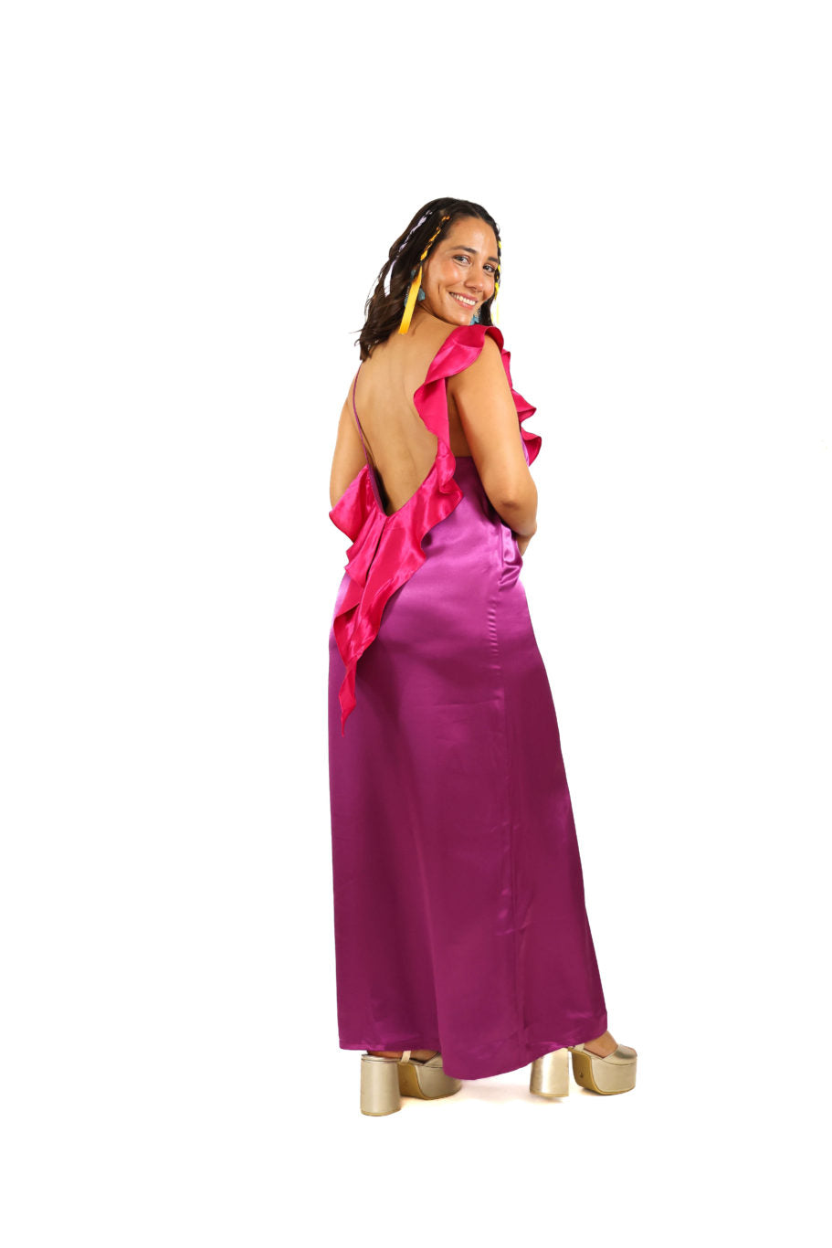 Arriendo de Vestido largo de seda morado con vuelos fucsia