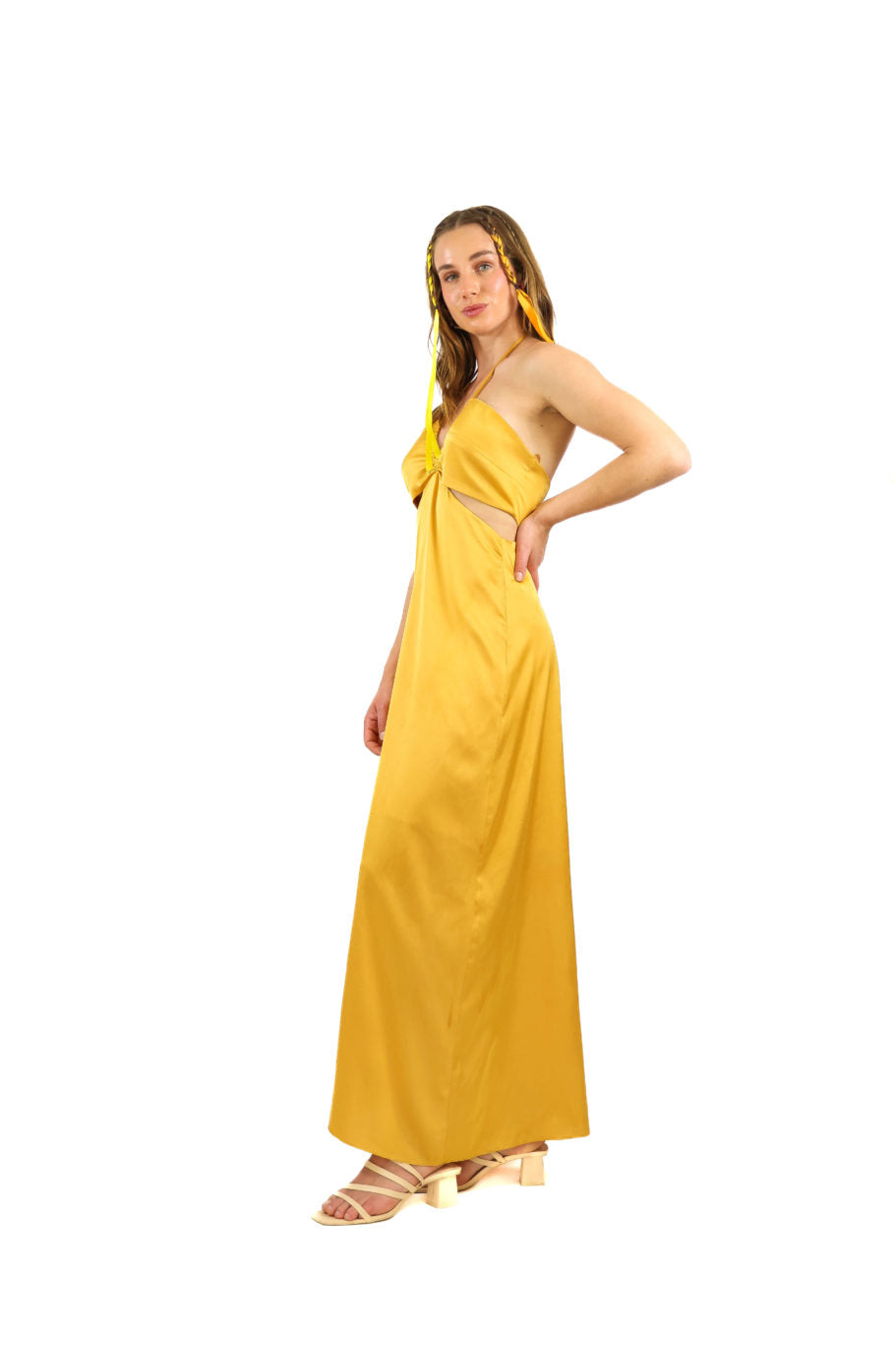 Arriendo de Vestido largo dorado de seda con amarre al cuello