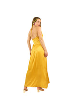 Arriendo de Vestido largo dorado de seda con amarre al cuello