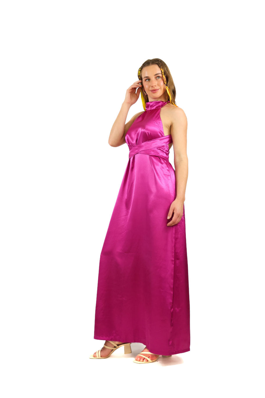 Arriendo de Vestido largo de seda magenta cuello halter