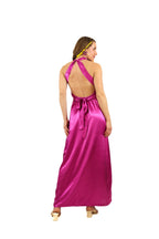 Arriendo de Vestido largo de seda magenta cuello halter