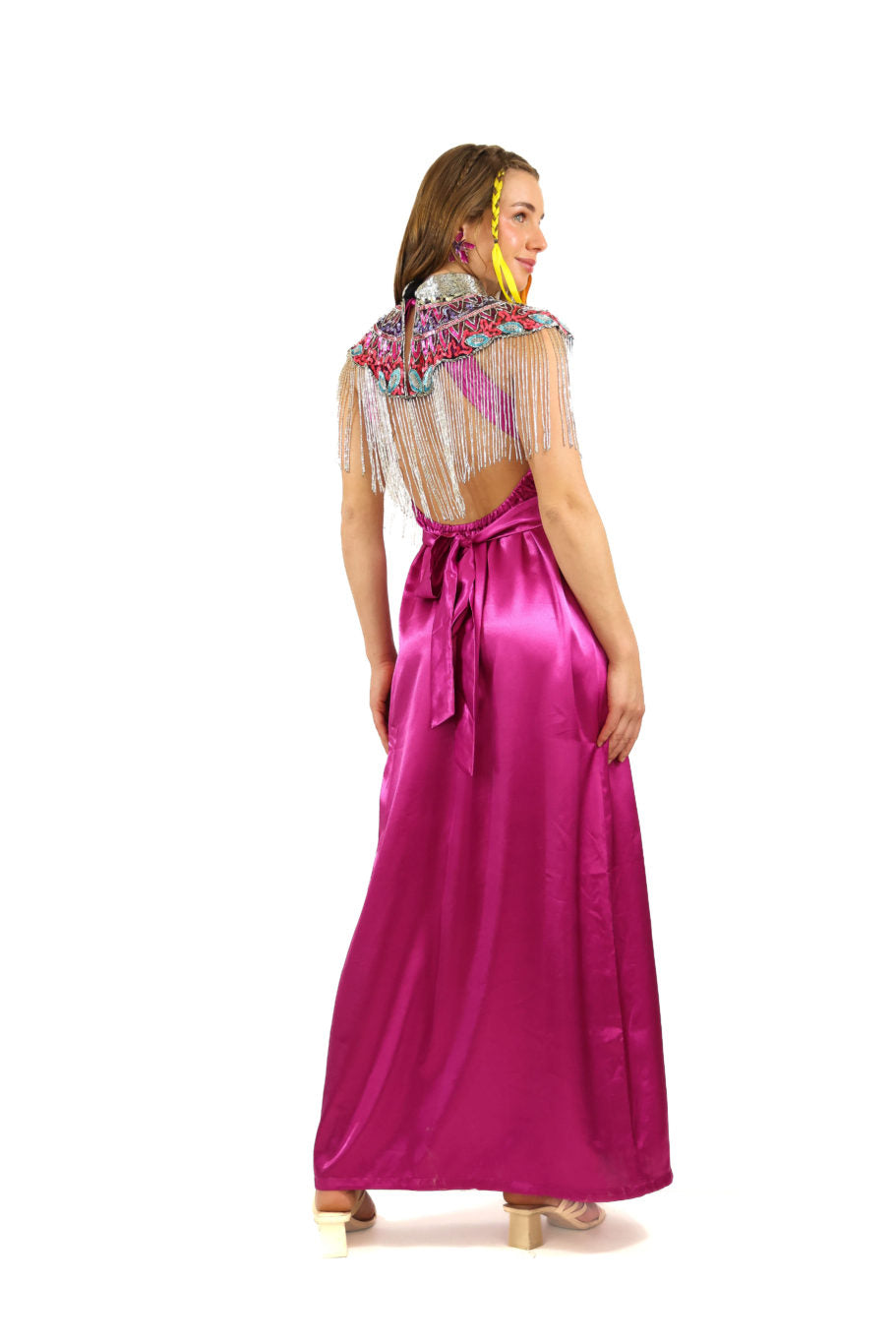 Arriendo de Poncho con bordados de mostacillas plateadas