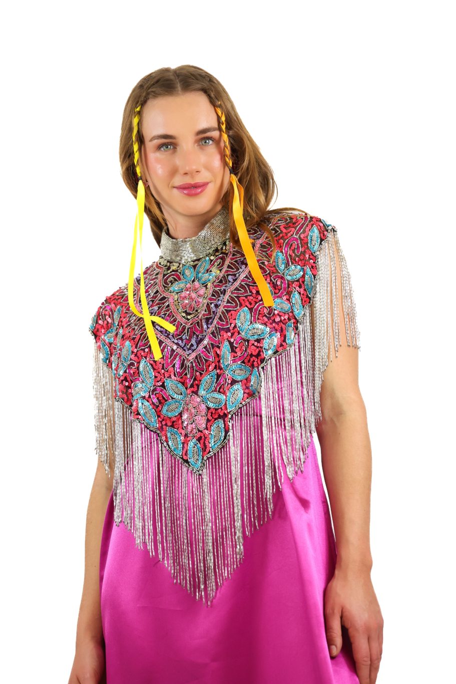 Arriendo de Poncho con bordados de mostacillas plateadas