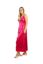 Arriendo de Vestido largo de seda fucsia cruzado al costado