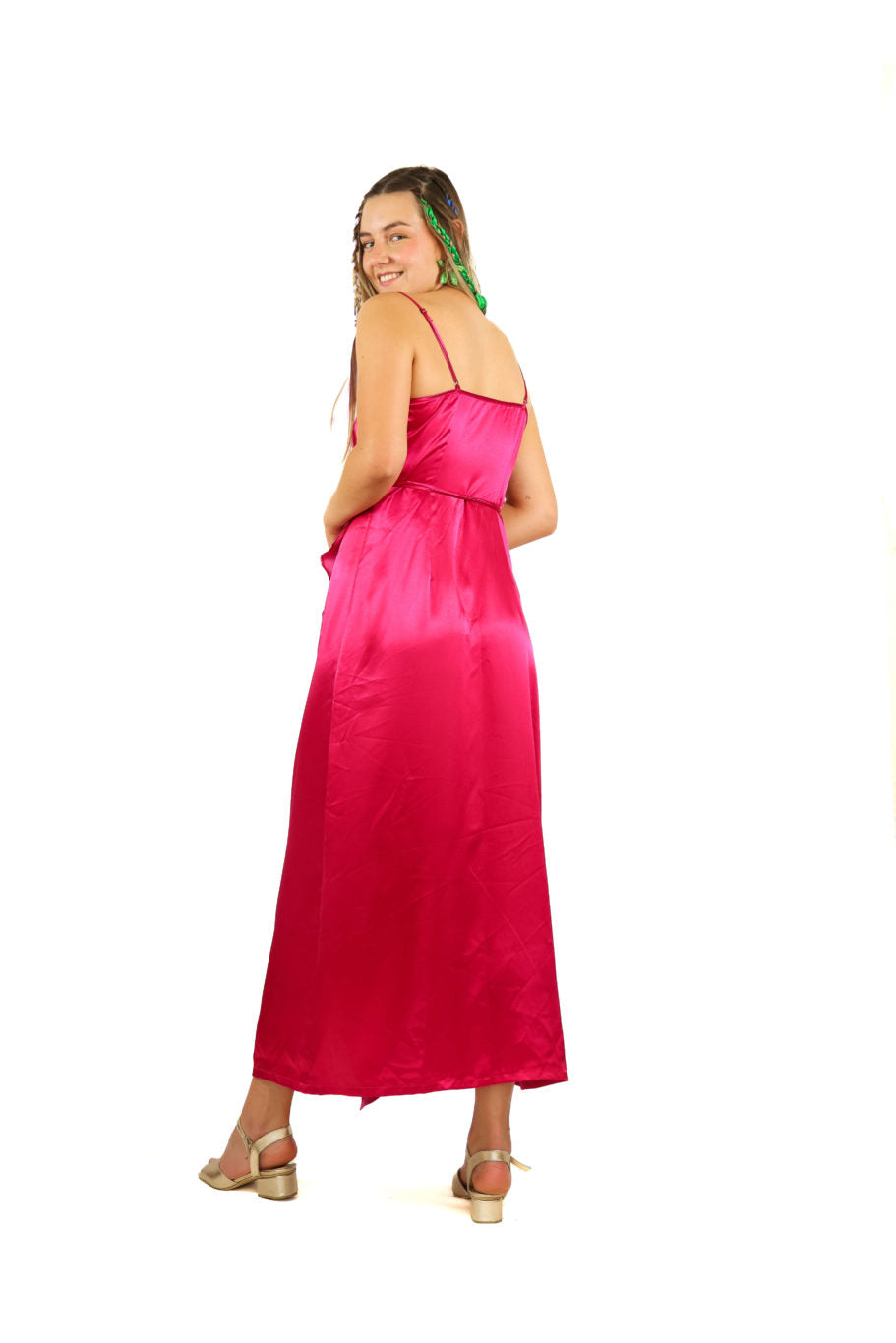 Arriendo de Vestido largo de seda fucsia cruzado al costado