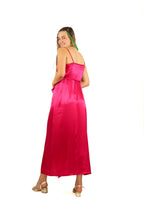 Arriendo de Vestido largo de seda fucsia cruzado al costado