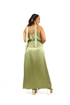 Arriendo de Vestido largo de seda verde cruzado al costado