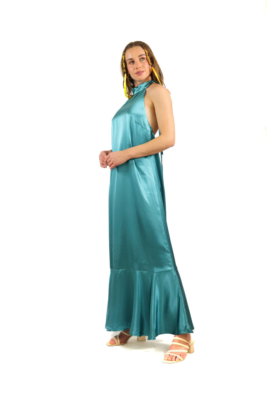 Arriendo de Vestido largo de seda celeste cuello halter
