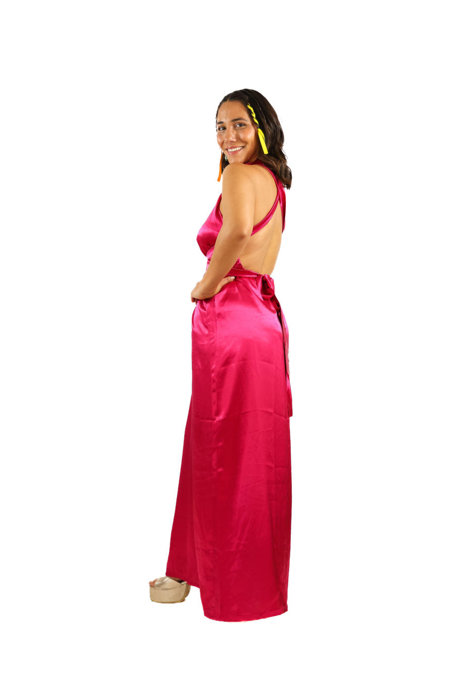 Arriendo de Vestido largo de seda fucsia cuello halter
