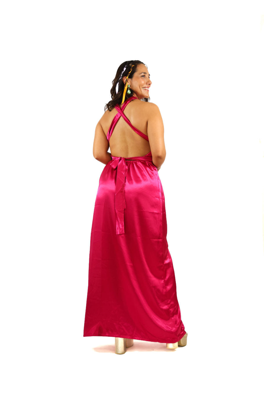 Arriendo de Vestido largo de seda fucsia cuello halter
