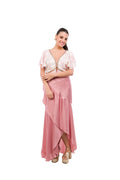 Conjunto de Dos Piezas, Top India Chic Tie Dye con Mangas y Bordados Dorados, y Pollera de Seda Palo Rosa