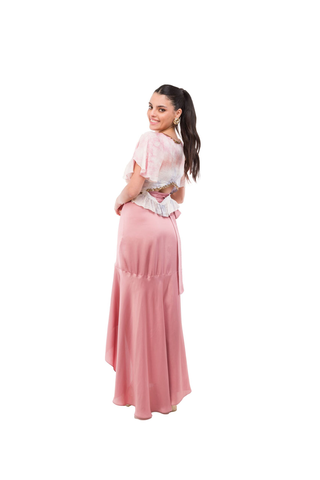 Conjunto de Dos Piezas, Top India Chic Tie Dye con Mangas y Bordados Dorados, y Pollera de Seda Palo Rosa