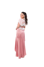 Conjunto de Dos Piezas, Top India Chic Tie Dye con Mangas y Bordados Dorados, y Pollera de Seda Palo Rosa