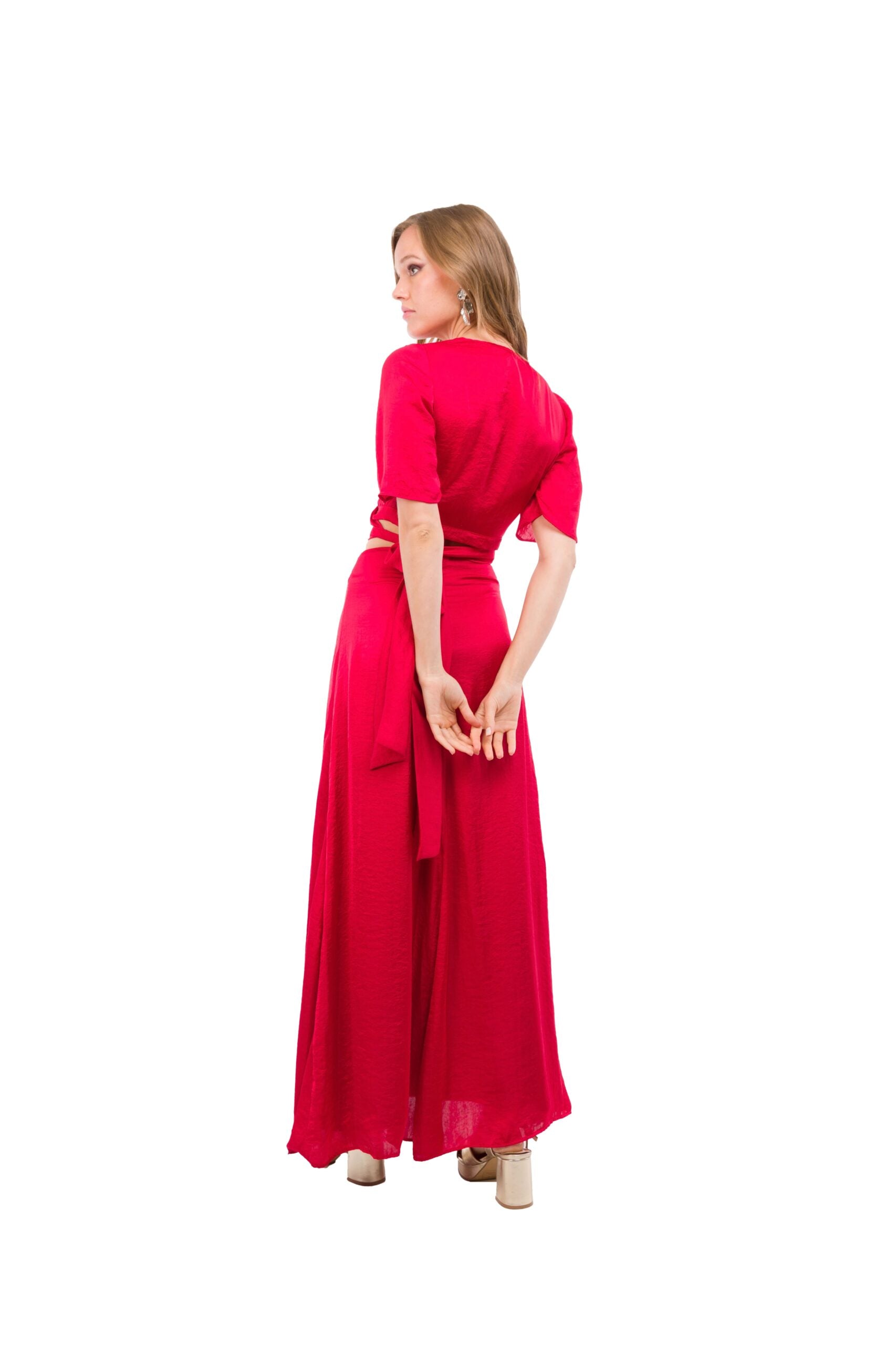 Conjunto de Dos Piezas, Top con Mangas y Tira Ajustable en Escote, y Pollera Roja de Seda