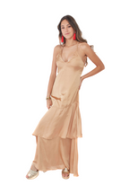Arriendo de Vestido largo dorado de seda con vuelos abajo y ajustable en espalda