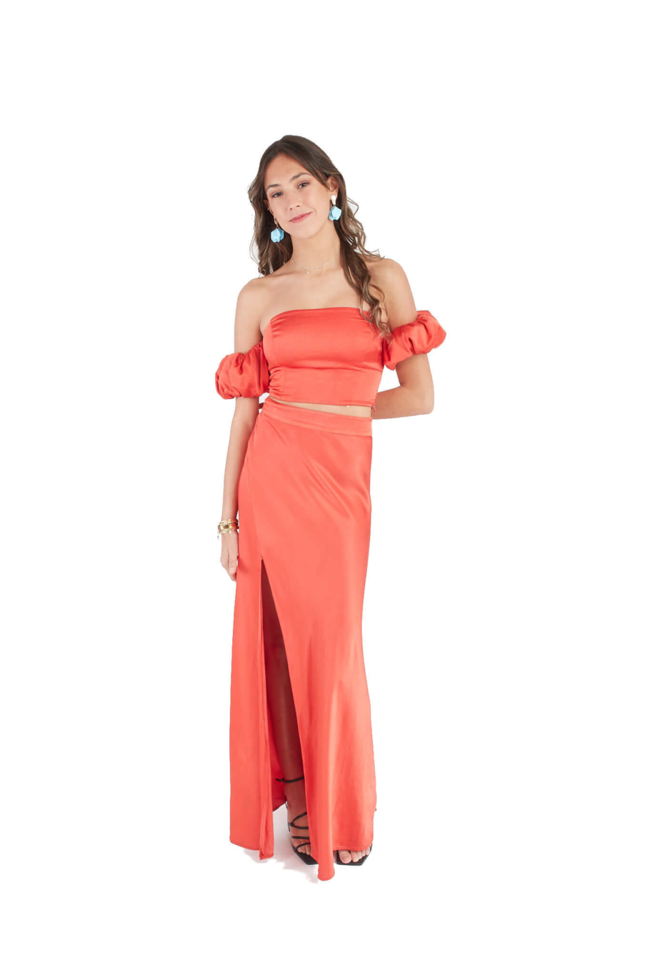 Arriendo de Conjunto de dos piezas rojo, top con mangas globo y pollera con tajo al costado