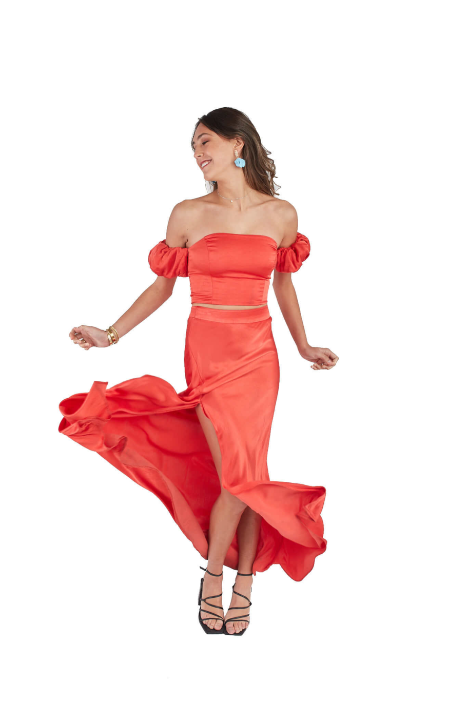 Arriendo de Conjunto de dos piezas rojo, top con mangas globo y pollera con tajo al costado