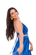 Vestido Largo Azul de Tela Gruesa Cut Out con Argolla en Cintura y Amarre en la Espalda