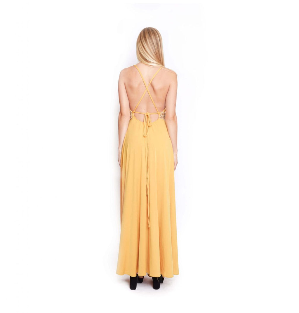 Vestido mostaza largo con detalles plateados