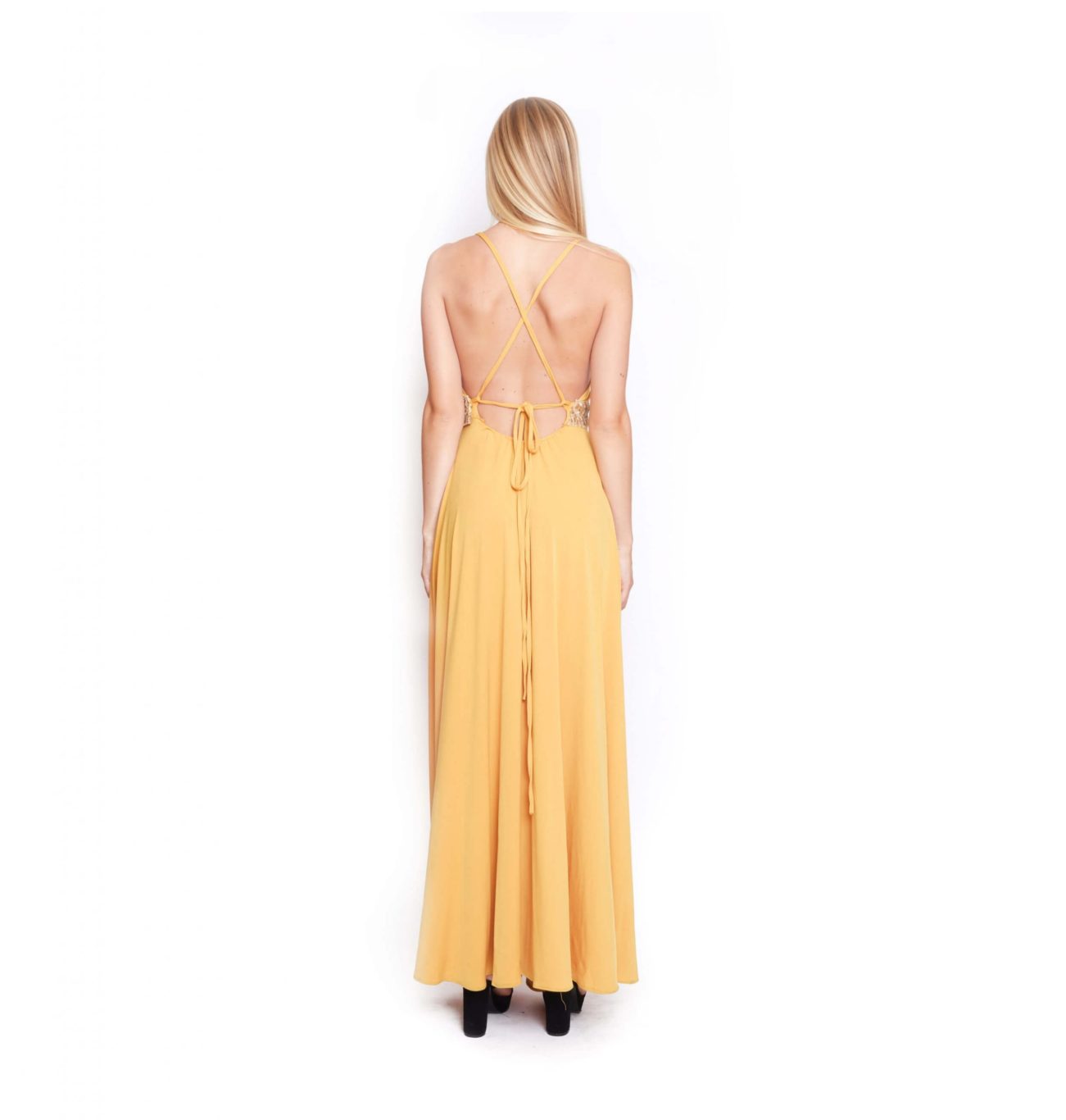 Vestido mostaza largo con detalles plateados