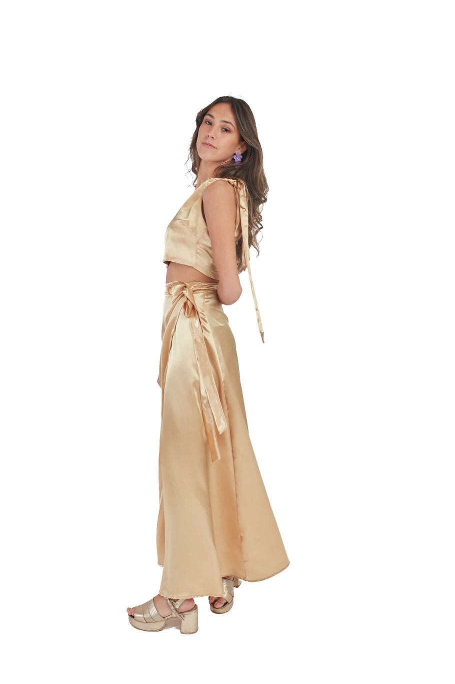 Arriendo de Conjunto de dos piezas dorado de seda, top dorado con un hombro y pollera ajustable
