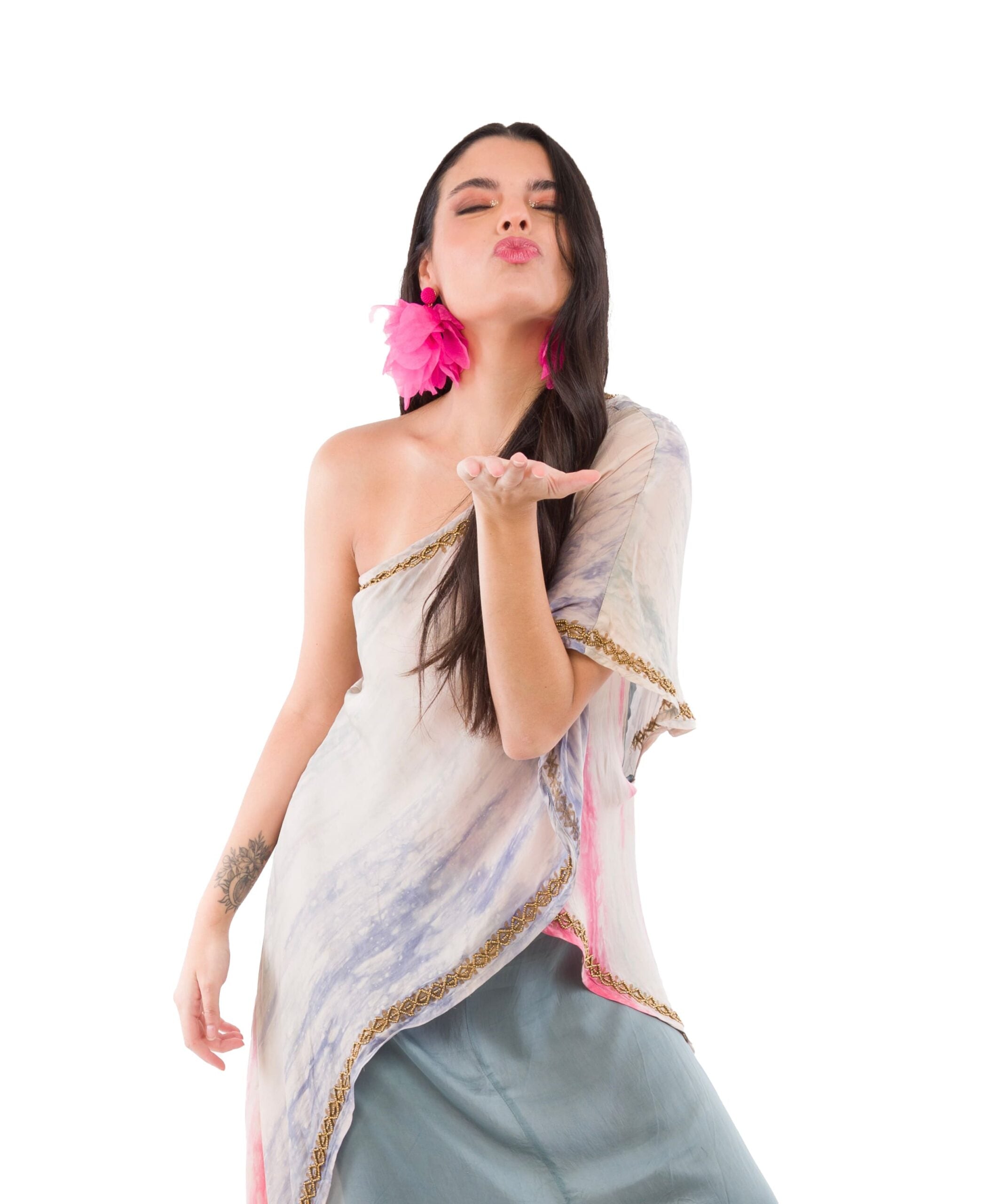 Vestido Largo Tipo Acuarela de Seda con Mostacillas Doradas en Escote Asimétrico Marca India Chic