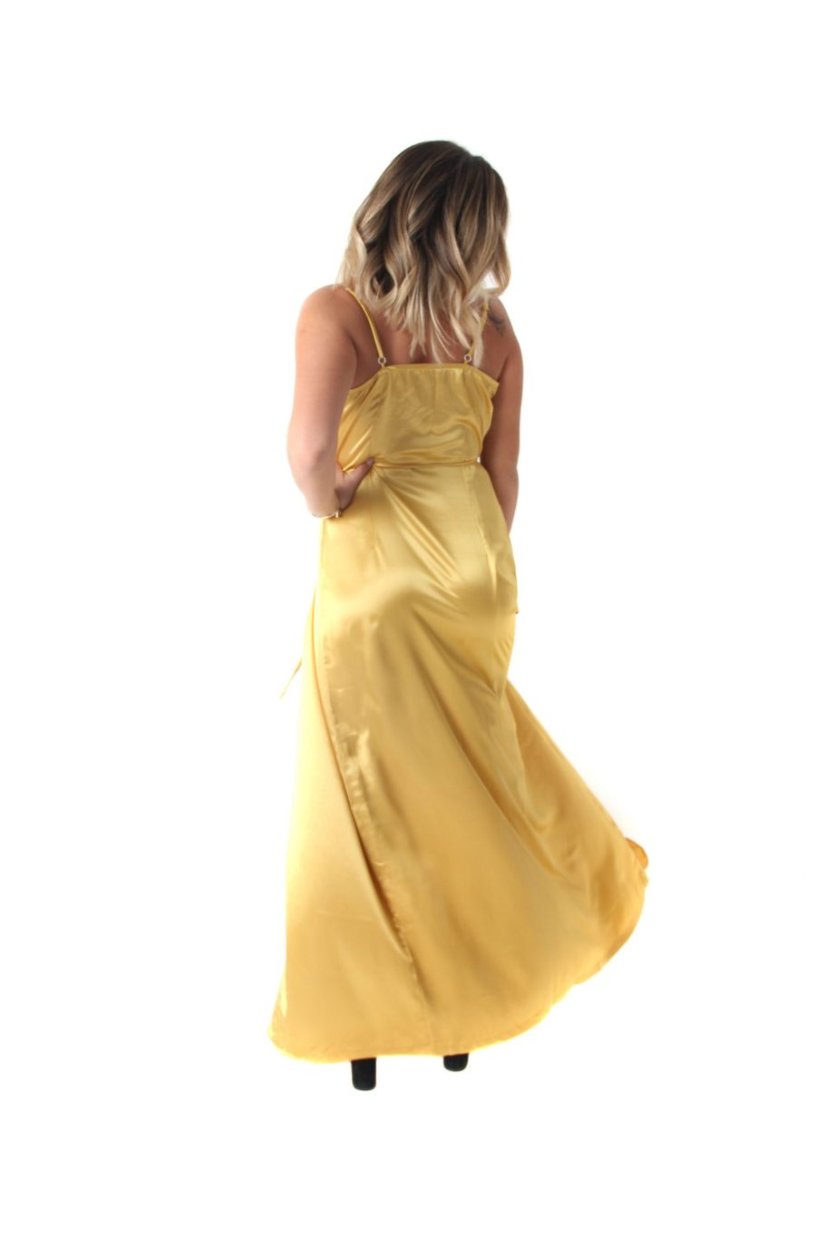Arriendo de Vestido dorado largo con amarre al lado, con vuelos y tiras ajustables